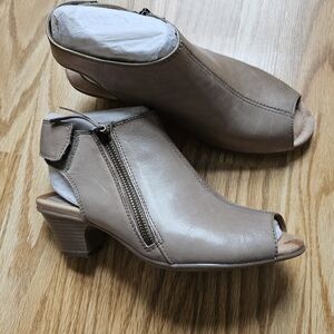 Earth Kristy Taupe Brown Leather Ankle Booties Slingback Size 7B Peep Toe Zip